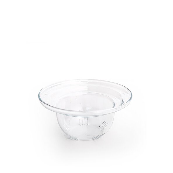 Auf dem Foto ist ein Glasfilter für Jumbotassen zu sehen. Die Glasschale hat an der Unterseite kleine Öffnungen.